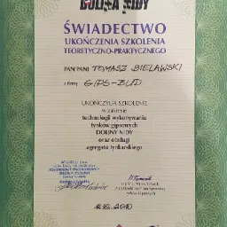 Skan świadectwa ukończenia szkolenia teoretyczno-praktycznego w zakresie technologii wykonywania tynków gipsowych Doliny Nidy oraz obsługi agregatu tynkarskiego, wystawionego dla Tomasza...