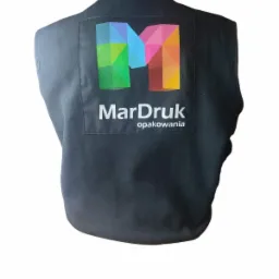 Bezrękawnik polarowy z drukowaną naszywką.