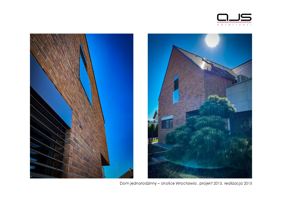 Dom jednorodzinny z ceglaną elewacją, okolice Wrocławia, projekt z 2013 roku, realizacja 2015, widok z dwóch perspektyw: zbliżenie na fragment fasady z oknami i widok ogólny z zielenią i logo AJS...
