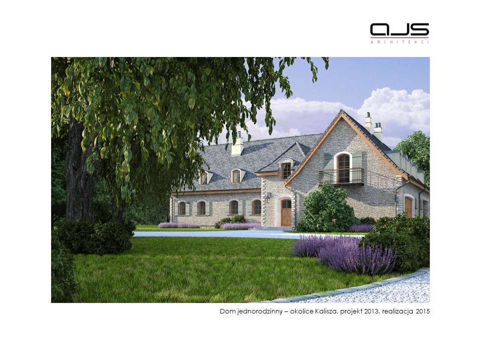 Wizualizacja domu jednorodzinnego z kamienną elewacją, szarym dachem i balkonem z metalową balustradą, otoczonego zielonym trawnikiem i fioletowymi kwiatami, z widocznym logo architektoniczne AJS...