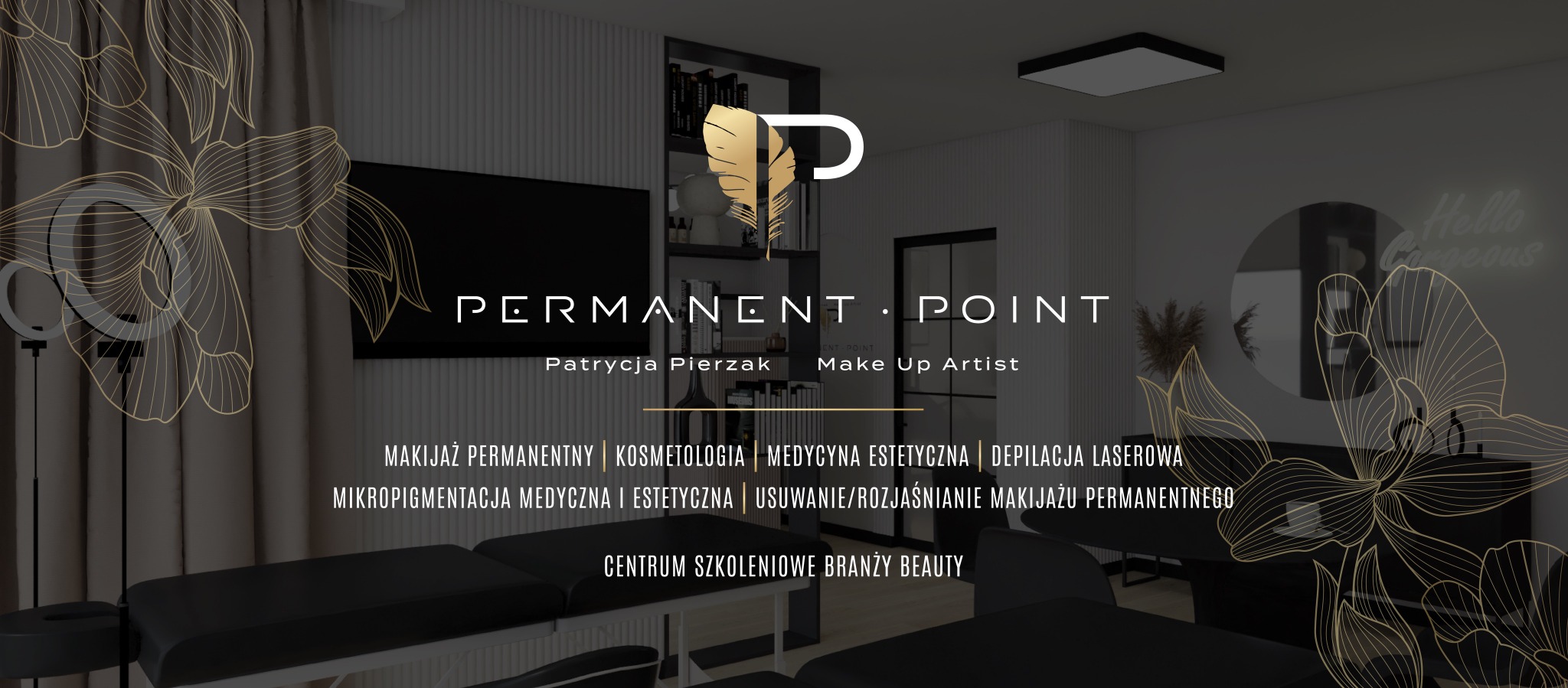 Wnętrze salonu kosmetycznego z dwoma czarnymi leżankami, logo firmy 'Permanent Point' z motywem pióra, neon 'Hello Gorgeous' w okrągłym lustrze i dekoracyjne złote motywy kwiatowe.