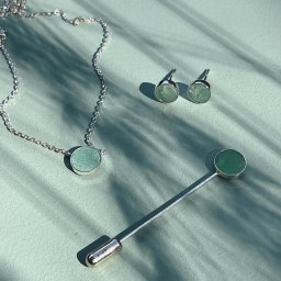 Wybierz biżuterię, która będzie przypominała Ci o najcenniejszych momentach Twojego życia. Spraw wyjątkowy prezent sobie lub bliskiej Ci osobie - biżuterię z polskimi kamieniami.