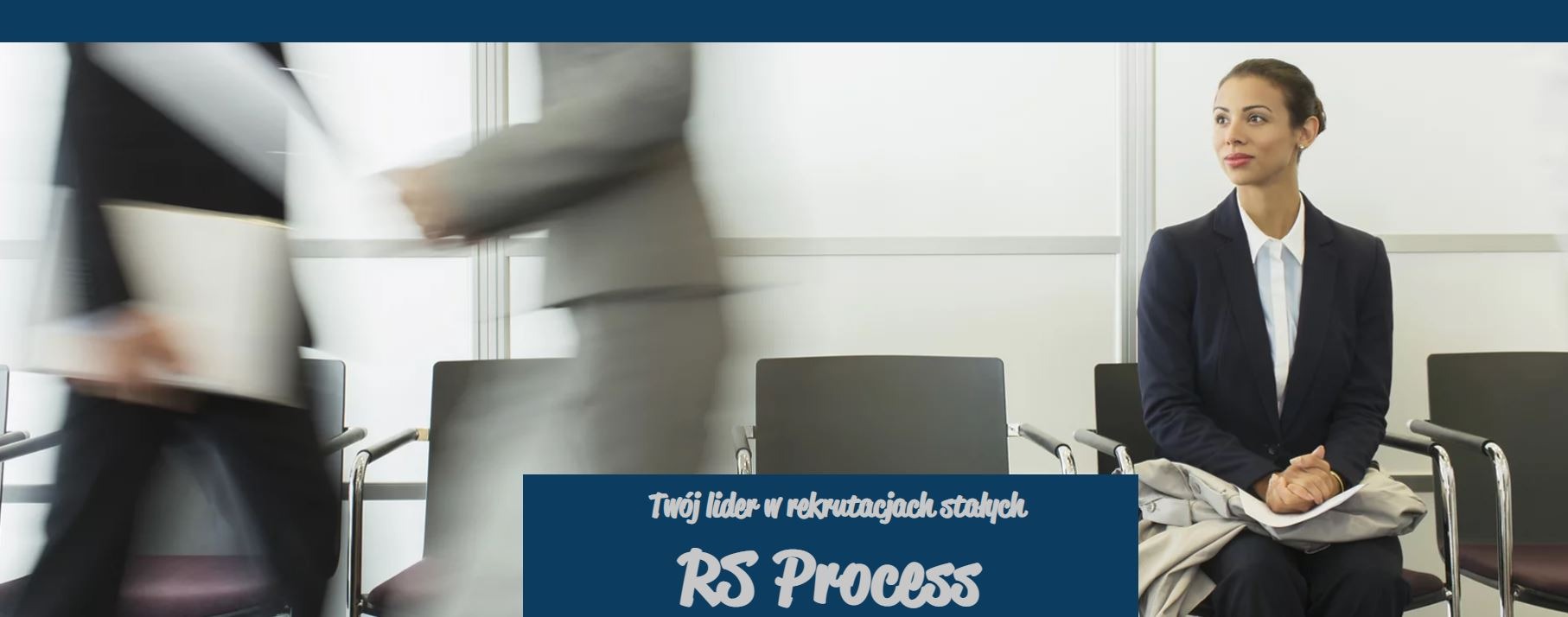 Kobieta w garniturze siedzi na krześle w poczekalni, zamazane sylwetki osób w tle, plakat z napisem 'Twój lider w rekrutacjach stałych RS Process'.