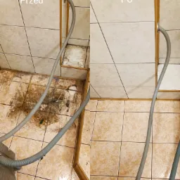 Porównanie stanu podłogi w łazience przed i po czyszczeniu, widoczne różnice w zabrudzeniach na kafelkach i fugach, z szarą rurą odpływową.