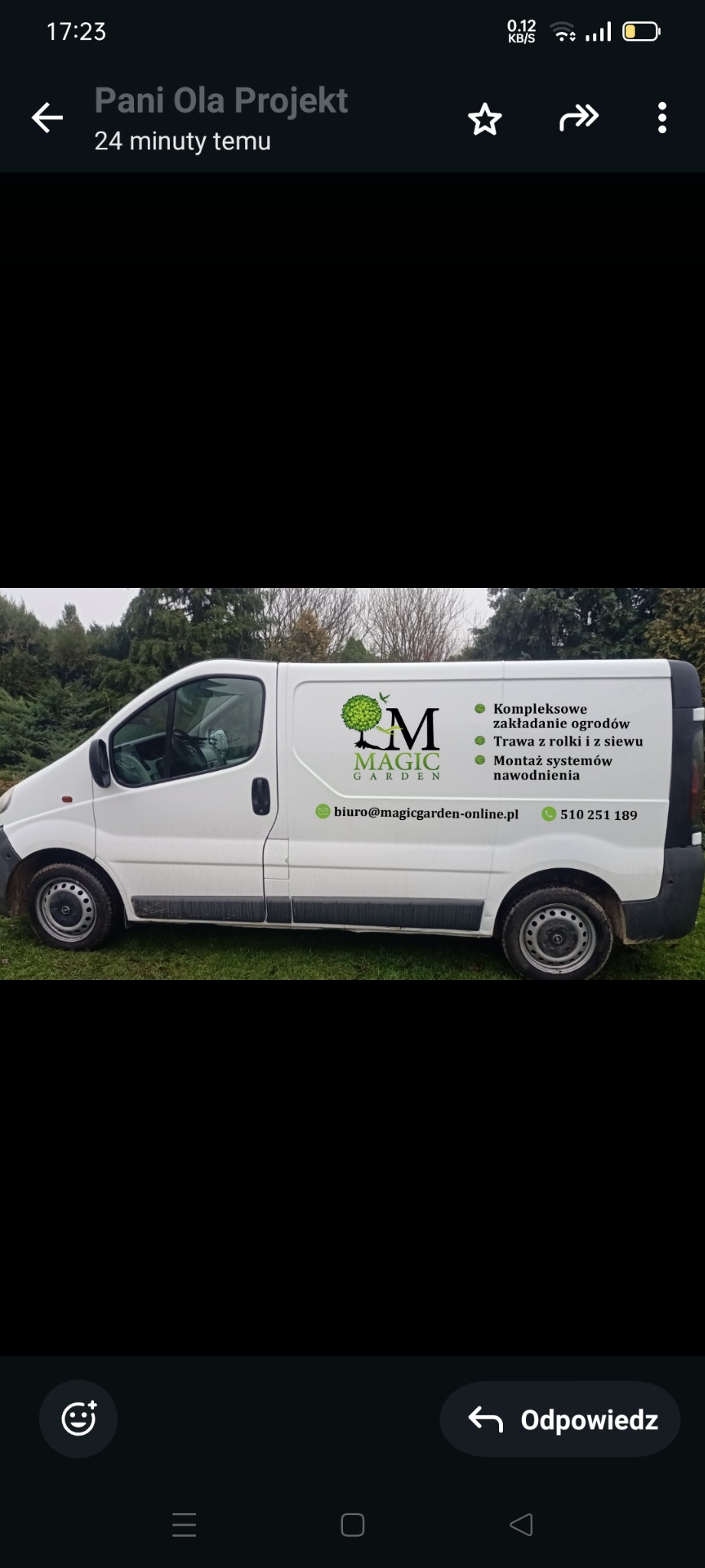 Biały van firmy Magic Garden z logo drzewa i informacjami o usługach: zakładanie ogrodów, trawa z rolki, montaż systemów nawadniania. Kontakt: biuro@magicgarden-online.pl, 510251189.