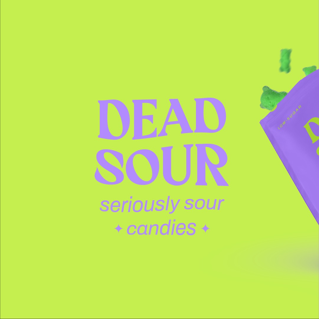 Grafika prezentująca branding 'Dead Sour' z fioletowym napisem na limonkowym tle, obok fioletowe opakowanie i zielone żelki w kształcie misiów.