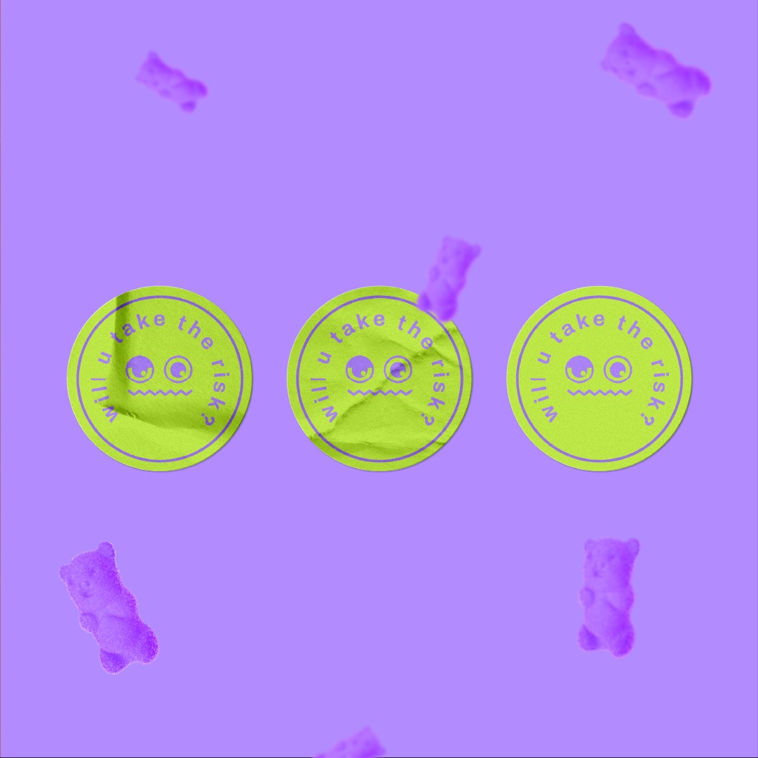 Trzy okrągłe, jasnozielone naklejki z fioletowym obrysem i napisem 'Will u take the risk?' oraz rysunkiem przestraszonej twarzy, unoszące się na fioletowym tle z rozmytymi, fioletowymi żelkami...