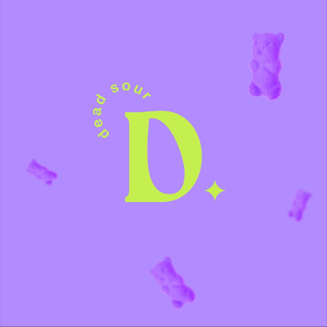 Grafika przedstawia literę D w kolorze limonkowym, otoczoną czterema fioletowymi żelkowymi misiami na fioletowym tle. Nad literą D znajduje się napis 'dead sour' ułożony w łuk. Obok litery D...