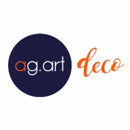 Logo firmy z ciemnoniebieskim okręgiem i napisem 'ag.art' oraz pomarańczowym napisem 'deco' z prawej strony.