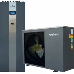 Dwie szare jednostki pompy ciepła marki Nesheat, z widocznym panelem sterowania na wyższej jednostce i wentylatorem na niższej, na białym tle.