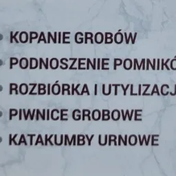 Lista usług kamieniarskich: Kopanie grobów, podnoszenie pomników, rozbiórka i utylizacja, piwnice grobowe, katakumby urnowe na marmurowym tle.