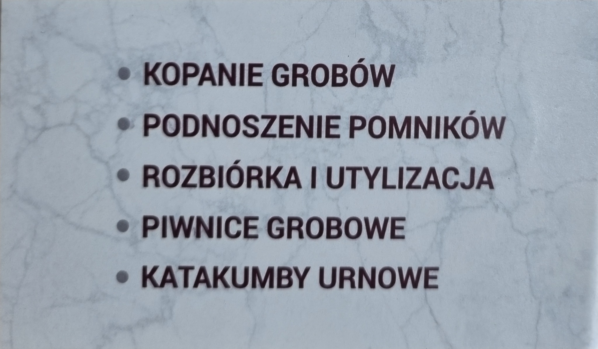 Lista usług kamieniarskich: Kopanie grobów, podnoszenie pomników, rozbiórka i utylizacja, piwnice grobowe, katakumby urnowe na marmurowym tle.