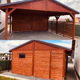 Dwuczęściowe ujęcie: górne przedstawia zadaszone miejsce parkingowe z drewnianą konstrukcją i ogrodzeniem, dolne ukazuje drewniany budynek gospodarczy z małym oknem i drzwiami, oba w odcieniach brązu.