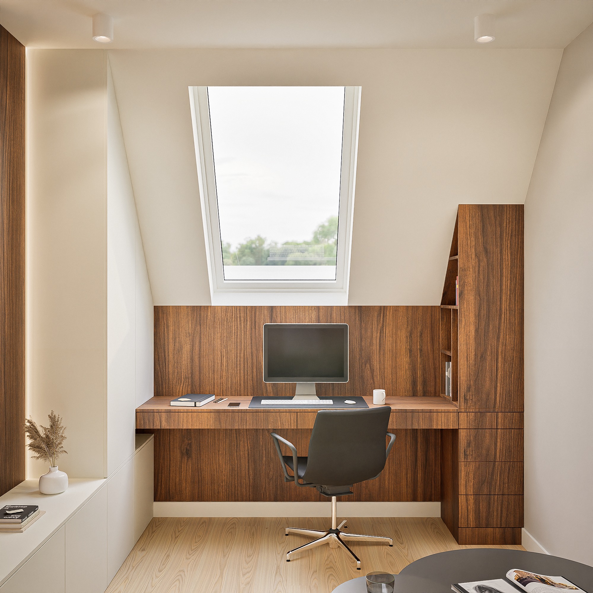 Nowoczesne biuro w skosie z drewnianym biurkiem, komputerem i oknem dachowym. Minimalistyczny design, ciepłe oświetlenie, akcenty dekoracyjne. Eleganckie i funkcjonalne.