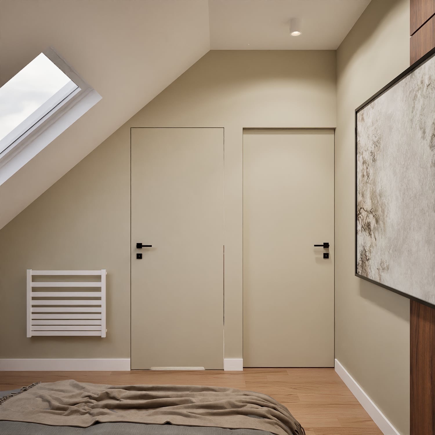 Beżowe drzwi w skosie poddasza, biały grzejnik drabinkowy, obraz w drewnianej ramie, drewniana podłoga, okno dachowe. Minimalistyczne wnętrze.