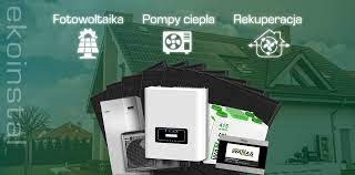 Grafika prezentująca ofertę firmy: panele słoneczne, jednostka zewnętrzna klimatyzacji, rekuperacja, falownik, opakowanie paneli, logo firmy na tle dachu domu.