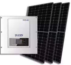 Falownik marki MASS z wyświetlaczem obok czterech paneli słonecznych w ujęciu studyjnym na białym tle.