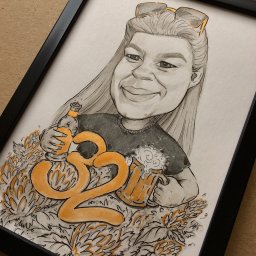 a.er.te - Oprawiony portret karykaturalny kobiety z piwem i butelką, z liczbą 32, na tle kwiatów. Rysunek wykonany ołówkiem i markerem, z akcentami w kolorze pomarańczowym.