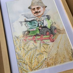 a.er.te - Ręcznie malowany portret karykaturalny mężczyzny na kombajnie w polu zboża, oprawiony w ramę. Unikalna pamiątka z Zamościa, idealna na prezent dla rolnika.