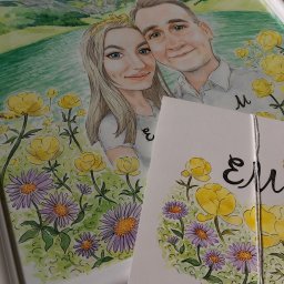 a.er.te - Ręcznie malowany portret pary na tle górskiego krajobrazu, otoczony kwiatami, z dopasowaną kartką z imieniem, prezentowany w białej ramce.