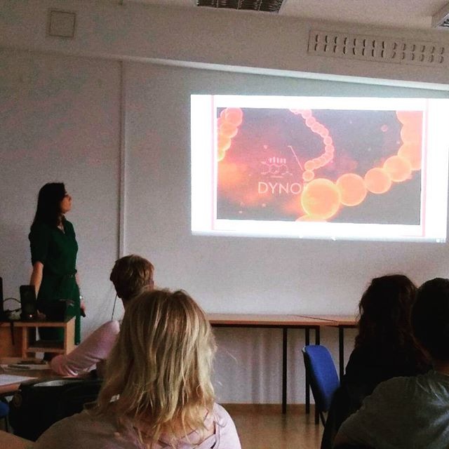 Szkolenie dla rodziców i nauczycieli na temat mechanizmu uzależnień od technologii.