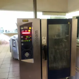 Profesjonalny piec konwekcyjno-parowy marki Citti w kuchni przemysłowej, z widocznym panelem sterowania i zaparowaną szybą piekarnika.