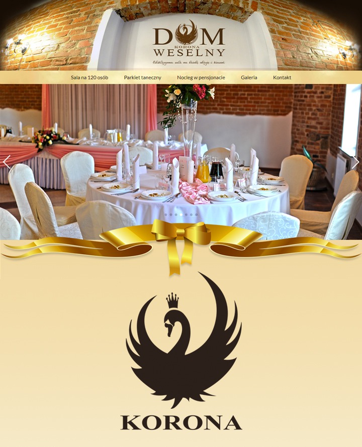 Strona internetowa sali weselnej z widokiem na elegancko udekorowane stoły, logo firmy w dolnej części, ceglane ściany w tle.