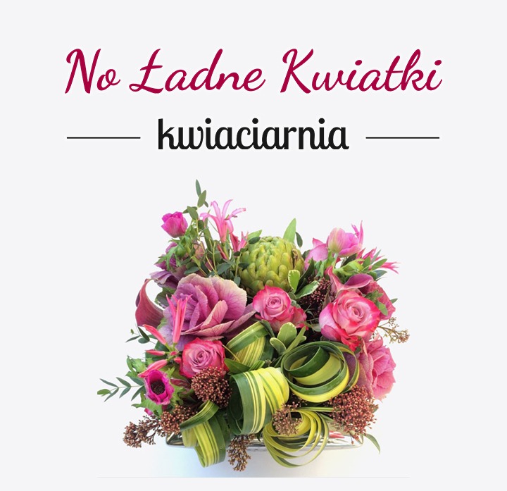 Bukiet różowych róż, fioletowej kapusty ozdobnej i zielonego karczocha w srebrnym wazonie, z napisem 'No Ładne Kwiatki - kwiaciarnia' nad nim.