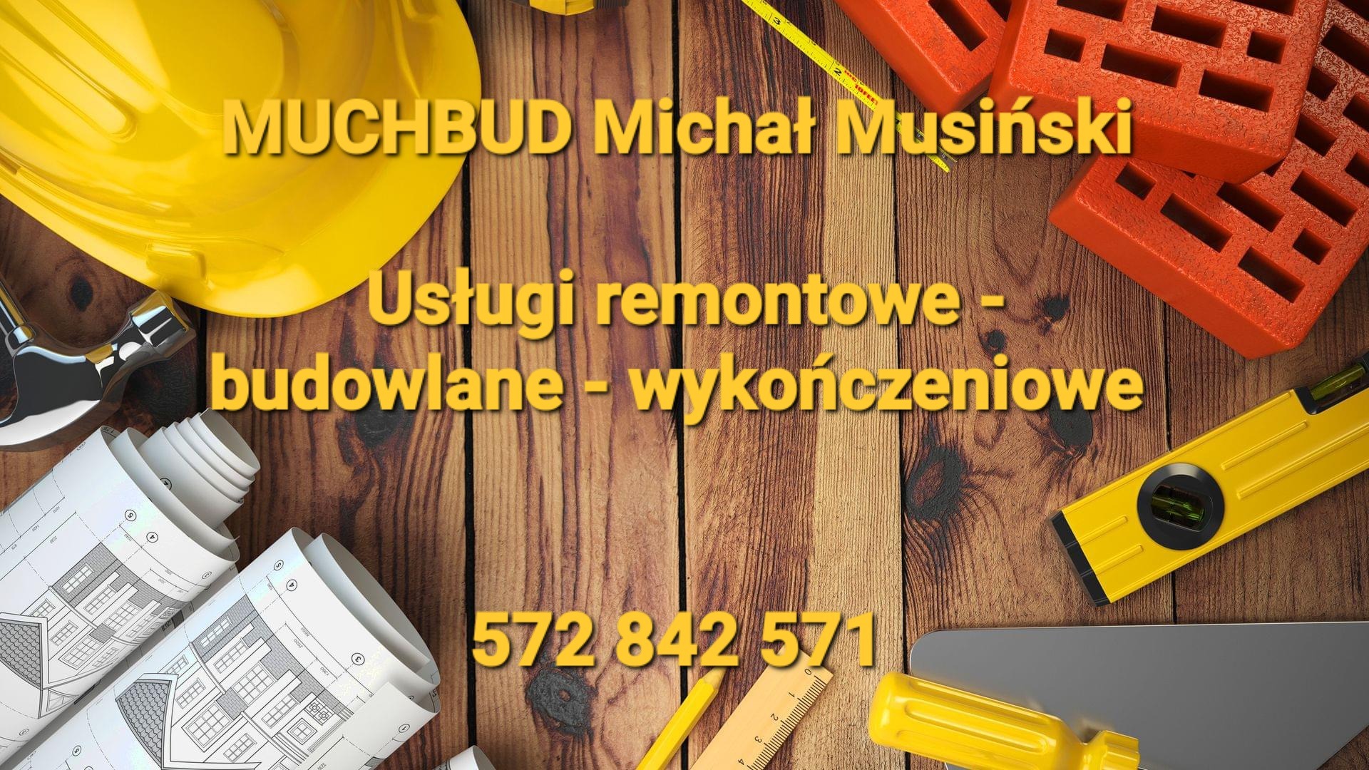 Kompozycja z narzędzi budowlanych, planów architektonicznych, kasku i cegieł na drewnianym tle, z naniesionym tekstem reklamowym firmy remontowo-budowlanej i numerem telefonu.
