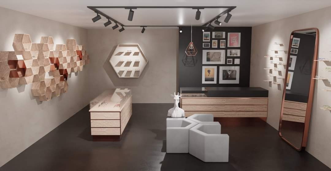 Wnętrze salonu optycznego z drewnianymi ekspozytorami w kształcie plastra miodu, minimalistycznymi meblami i dekoracyjną rzeźbą żyrafy.