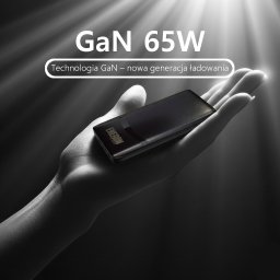 Anna Pawelec Solid Servis - Czarno-białe zdjęcie dłoni trzymającej czarny powerbank GaN 65W z napisem Energen, oświetlony promieniami światła. Technologia GaN - nowa generacja ładowania.