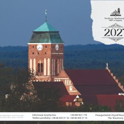 Anna Pawelec Solid Servis - Ilustracja kościoła z wieżą zegarową i logo parafii z rokiem 2027, umieszczona na tle nieba i drzew. Grafika informacyjna o zabytkowym obiekcie.