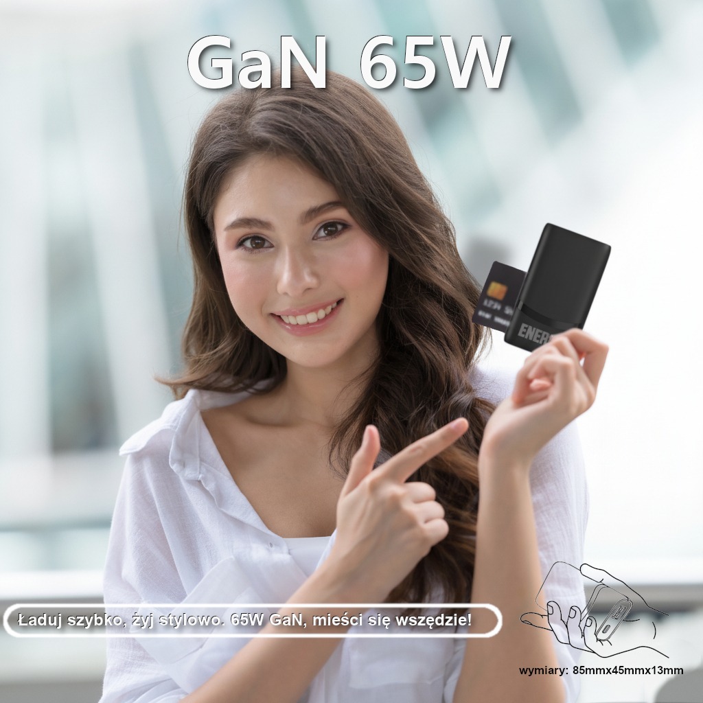 Uśmiechnięta kobieta prezentuje czarny adapter GaN 65W, wskazując na jego kompaktowe wymiary. Widoczne wymiary: 85mmx45mmx13mm. Hasło: Ładuj szybko, żyj stylowo.