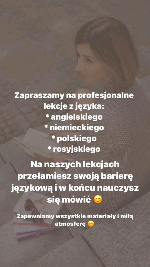 Kobieta z boku, trzymająca książki, na tle tekstu reklamującego profesjonalne lekcje języków: angielskiego, niemieckiego, polskiego i rosyjskiego, z zapewnieniem o materiałach i miłej atmosferze.
