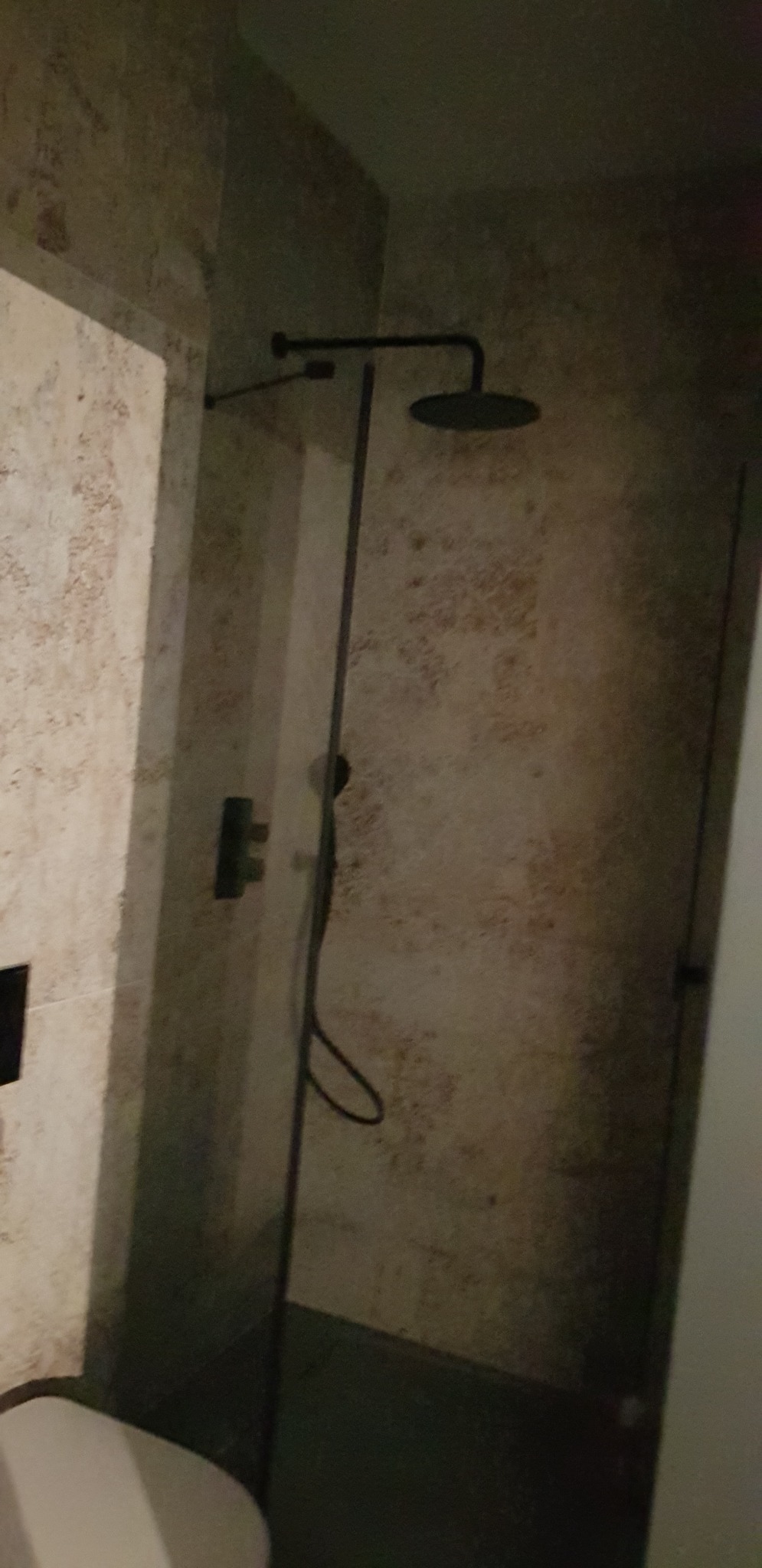 Kabina prysznicowa z deszczownicą i panelami imitującymi kamień w łazience w Zebrzydowicach.