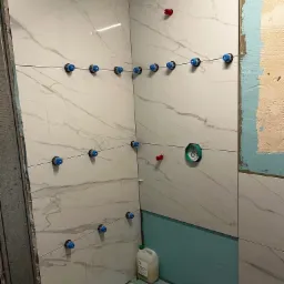 układanie płytek dużego formatu, system