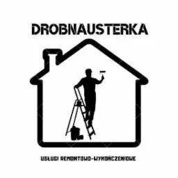 Czarno-białe logo firmy remontowo-wykończeniowej: sylwetka malarza na drabinie wewnątrz konturu domu, napis 'DROBNA USTERKA' u góry, a 'USŁUGI REMONTOWO-WYKOŃCZENIOWE' na dole.