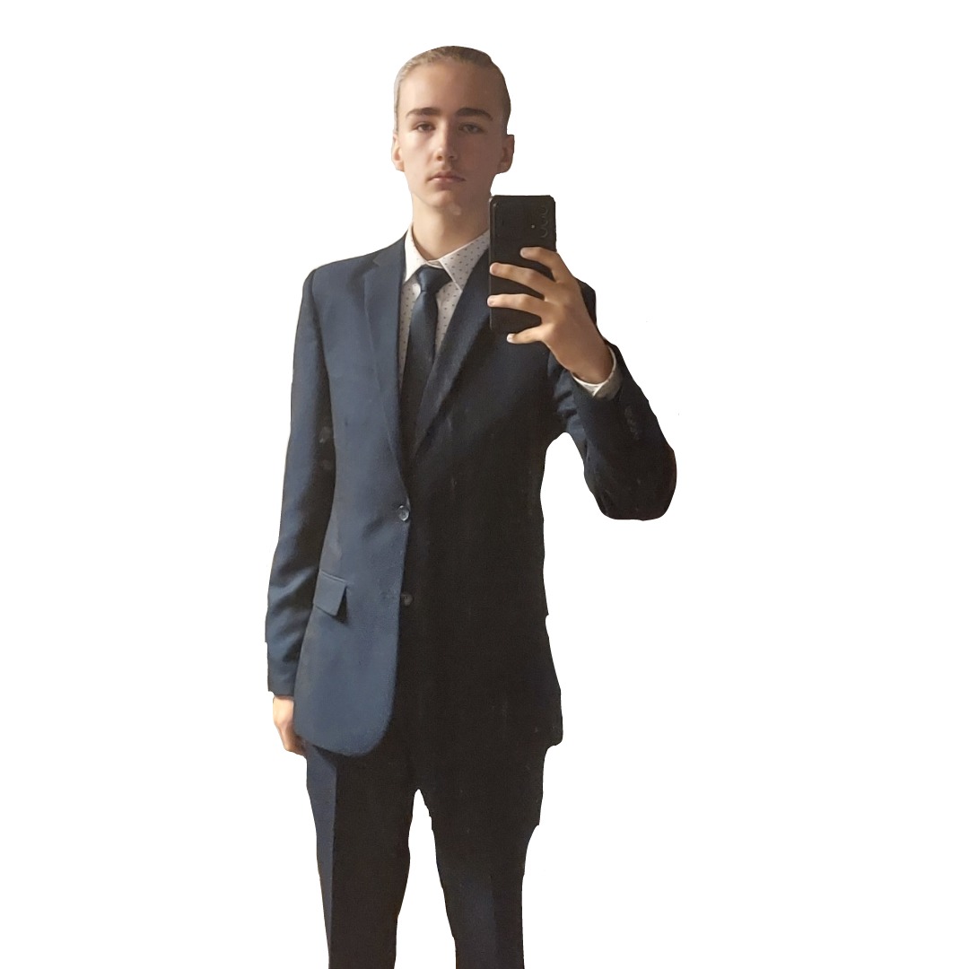 Twój montażysta Filip w garniturze (;