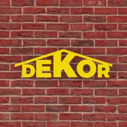 Żółte logo firmy 'DEKOR' z dachem nad napisem na tle ściany z czerwonej cegły.