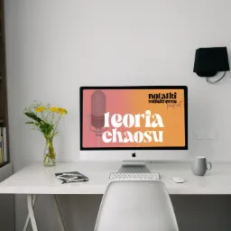 Białe biurko z komputerem iMac wyświetlającym grafikę podcastu 'Teoria chaosu', obok wazon z żółtymi kwiatami, szary kubek i przybornik na długopisy, w tle regał z książkami i lampa ścienna.