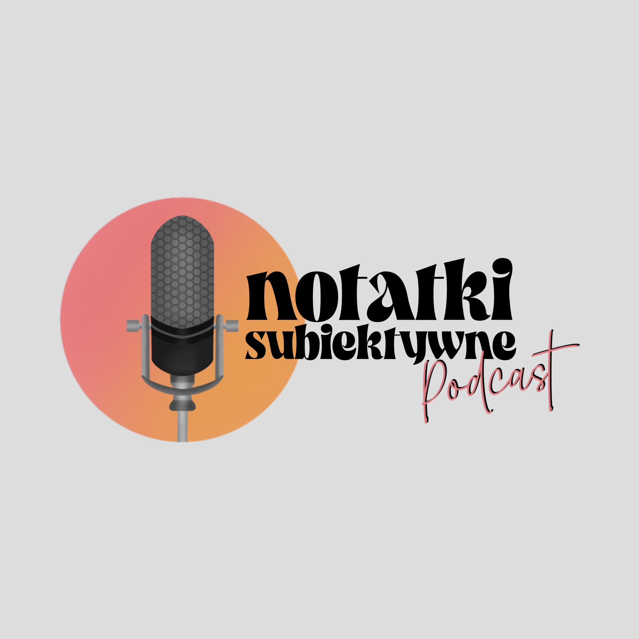 Grafika przedstawia stylizowany mikrofon studyjny na tle gradientowego koła w odcieniach różu i pomarańczy, obok niego znajduje się czarny napis 'notatki subiektywne' oraz różowy napis 'Podcast'...