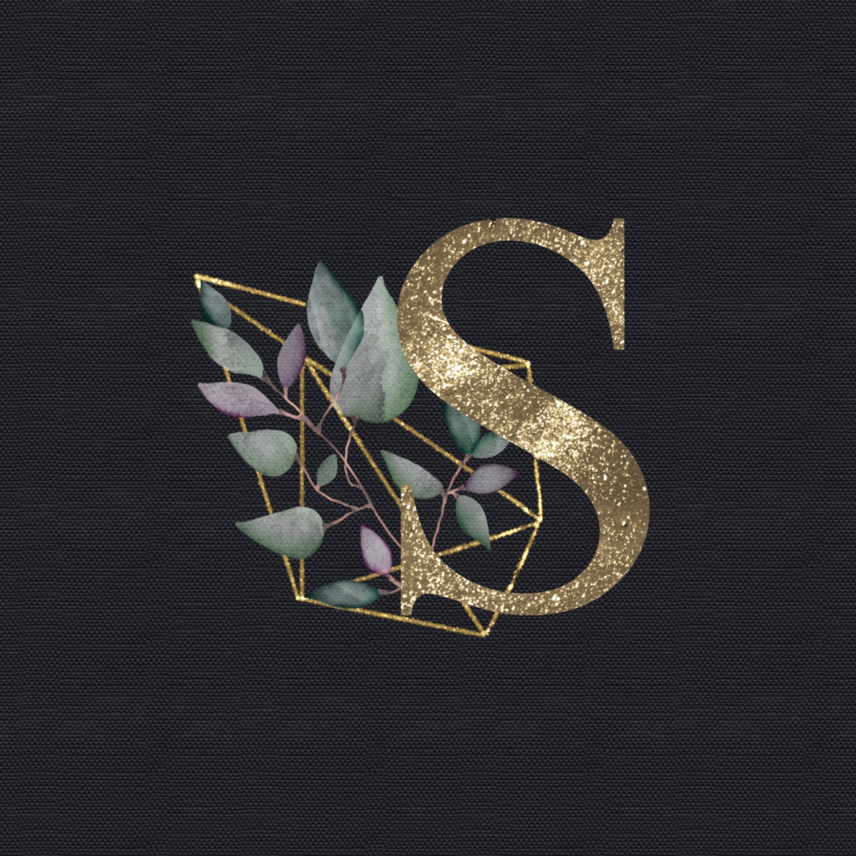 Złota litera S z brokatowym efektem, otoczona geometrycznym złotym obramowaniem i akwarelowymi liśćmi na ciemnym teksturowanym tle.