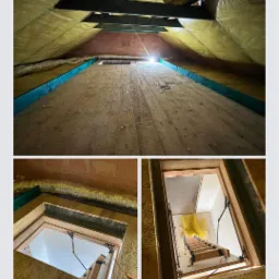 Poddasze z ociepleniem wełną mineralną, drewnianą podłogą i schodami strychowymi z mechanizmem sprężynowym, widok z dołu na ocieploną przestrzeń.