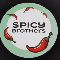 Okrągła naklejka z logo 'Spicy Brothers' otoczonym stylizowanymi czerwonymi papryczkami chili na czarnym tle.