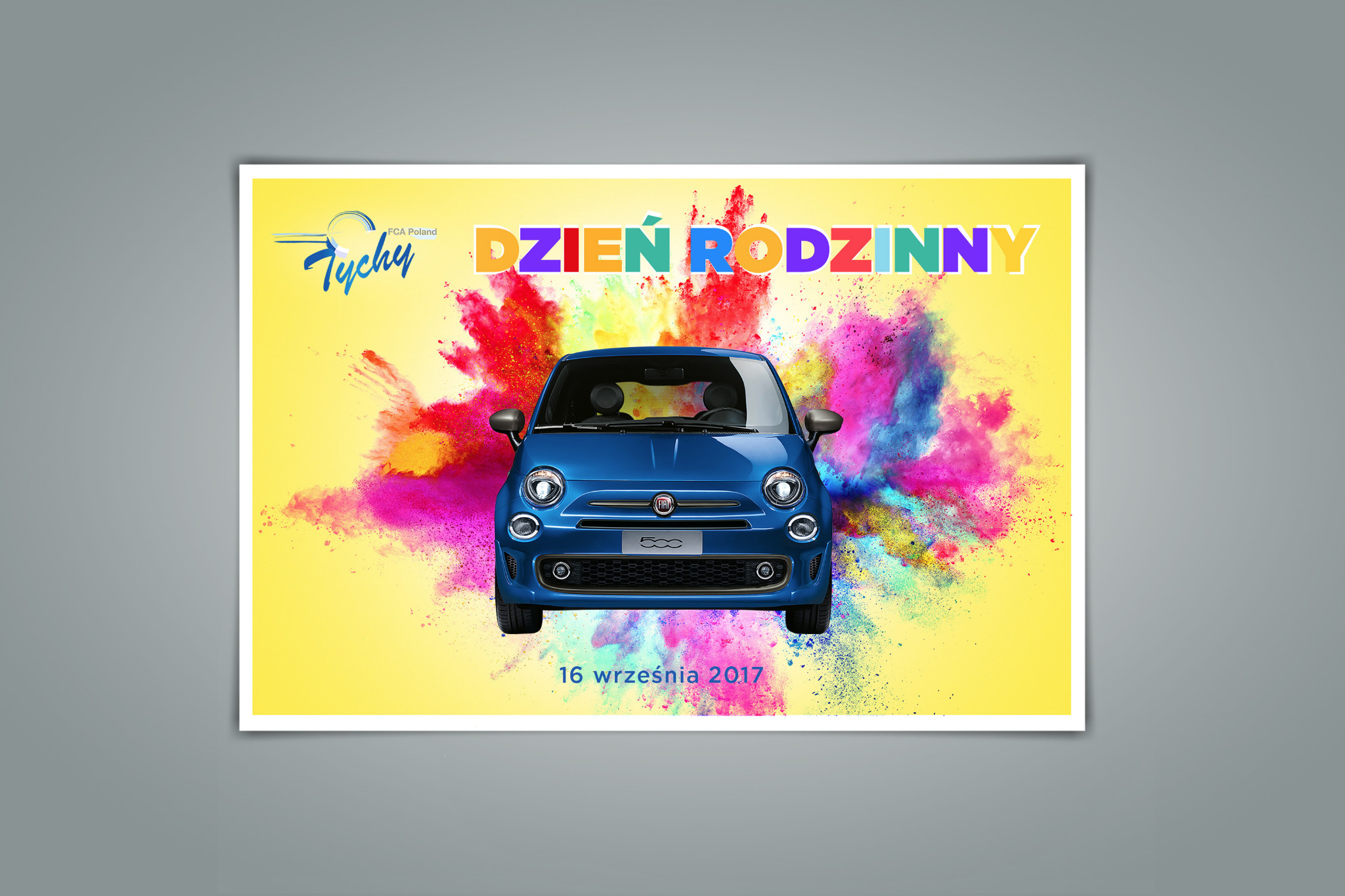 Plakat reklamowy z niebieskim Fiatem 500 na tle eksplozji kolorowych proszków, promujący Dzień Rodzinny w Tychach 16 września 2017.