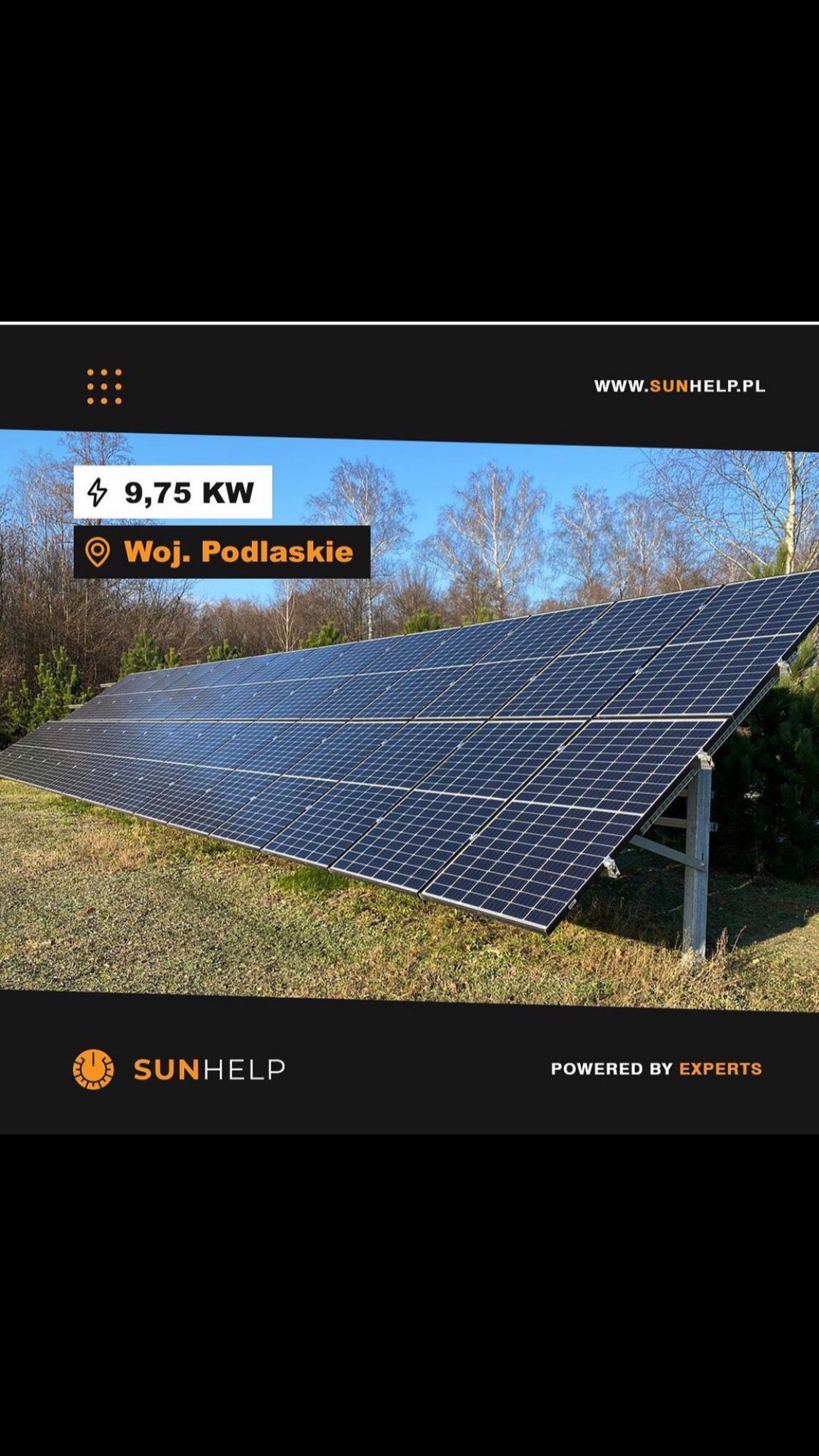 Instalacja fotowoltaiczna o mocy 9,75 kW w województwie podlaskim, widoczna na tle drzew i trawy, z logo SUNHELP w dolnej części grafiki.