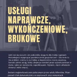 Mężczyzna w okularach ochronnych, koszuli w kratę i z pasem narzędzi, wiercący w drewnianym elemencie na tle tekstu reklamowego usług naprawczych i wykończeniowych.