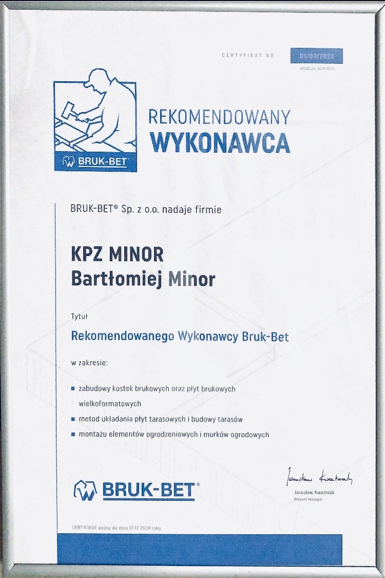 Certyfikat 'Rekomendowany Wykonawca' firmy Bruk-Bet dla firmy KPZ Minor Bartłomiej Minor, ważny do 31.12.2024, potwierdzający umiejętności w zakresie zabudowy kostek i płyt brukowych, układania...