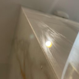 Rembudpro - Świeżo położona gładź na suficie, widoczna faktura i odbicie światła punktowego