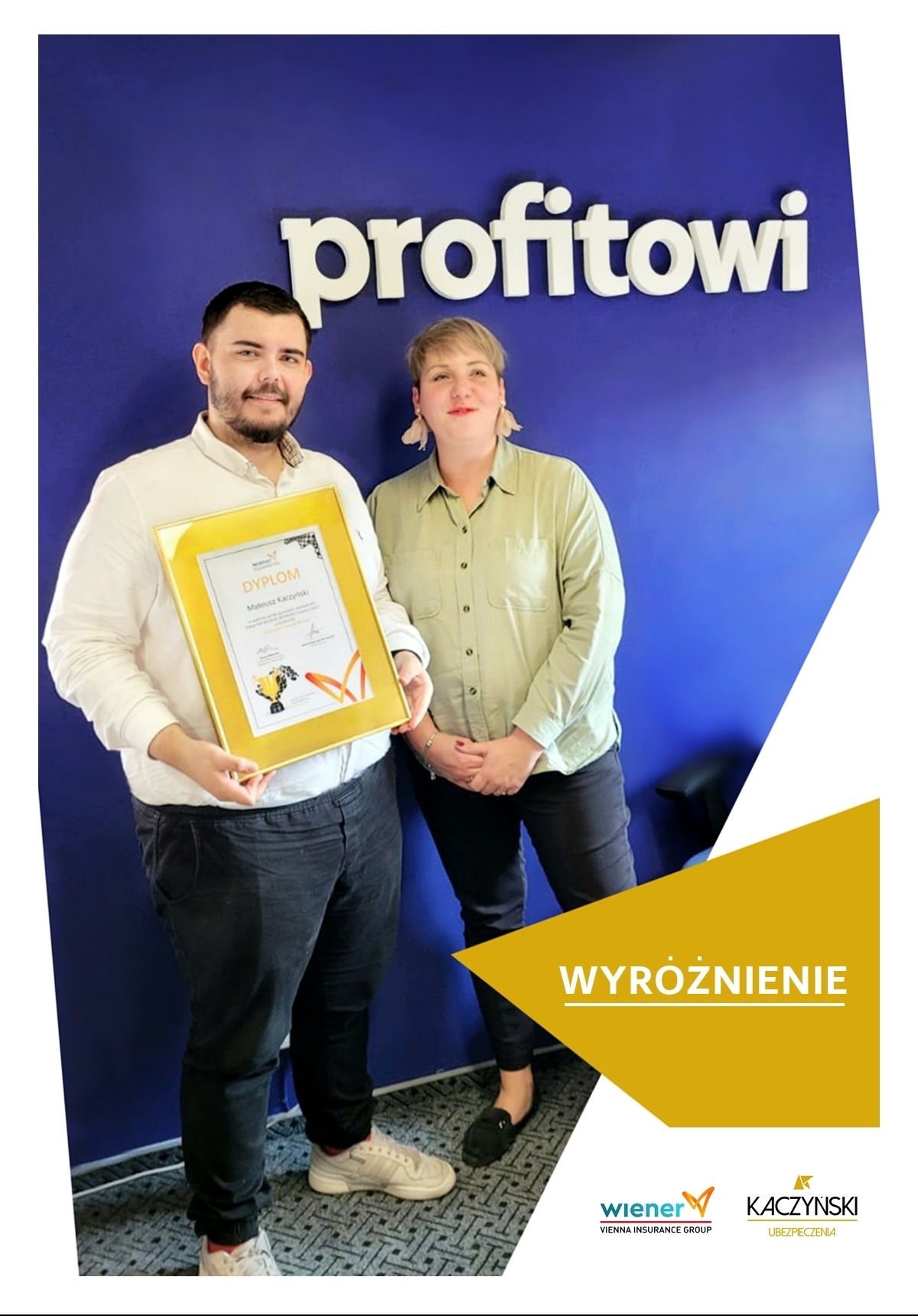 Mężczyzna w białej koszuli trzyma dyplom w złotej ramce, obok stoi kobieta w zielonej koszuli na tle niebieskiej ściany z napisem 'profitowi'. Dyplom wręczony przez Wiener S.A. VIG za wysoką jakość...